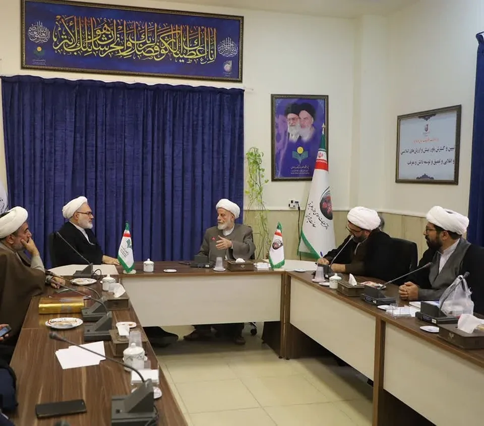 الشيخ الدكتور أنصاري رئيس مركز "بوستان" للأبحاث العلمية في مقرّه الجديد