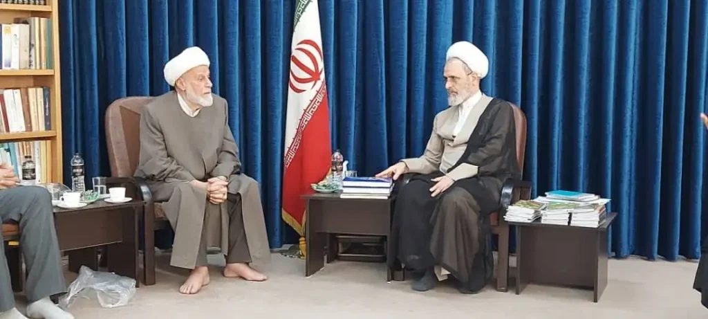 مع رئيس الحوزات العلمية في قمّ آية الله أعرافي