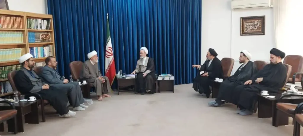 مع رئيس الحوزات العلمية في قمّ آية الله أعرافي